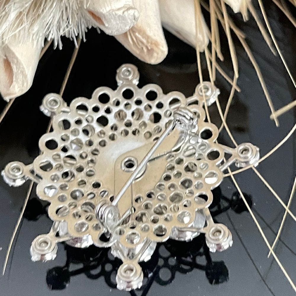 Vintage flower brooch - Picture 2 of 2